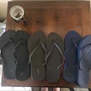 Old Navy flip-flops black,navy,brown